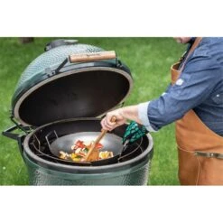 BIG GREEN EGG - Wok En Acier Carbone Big Green Egg 2XL/XL/L -VerdeLuxe 644acee9ea96a5.35031774
