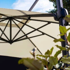 Parasol Déporté 3x4m Et 4 Dalles Lestées Aluminium Blanc -VerdeLuxe 646e58d3cff739.96614546